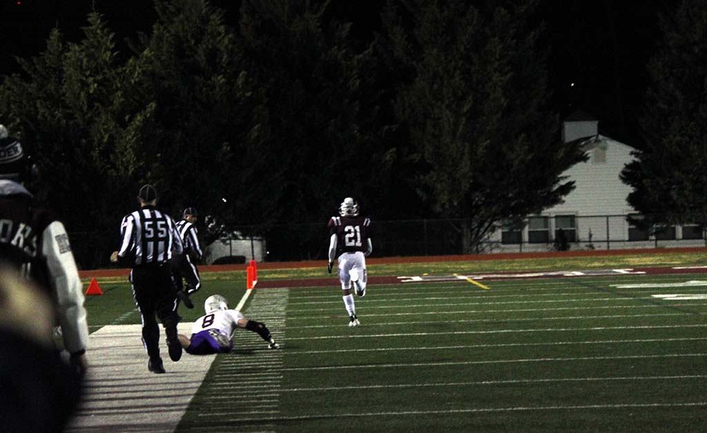 A distant shot of Reid going down the sideline. 