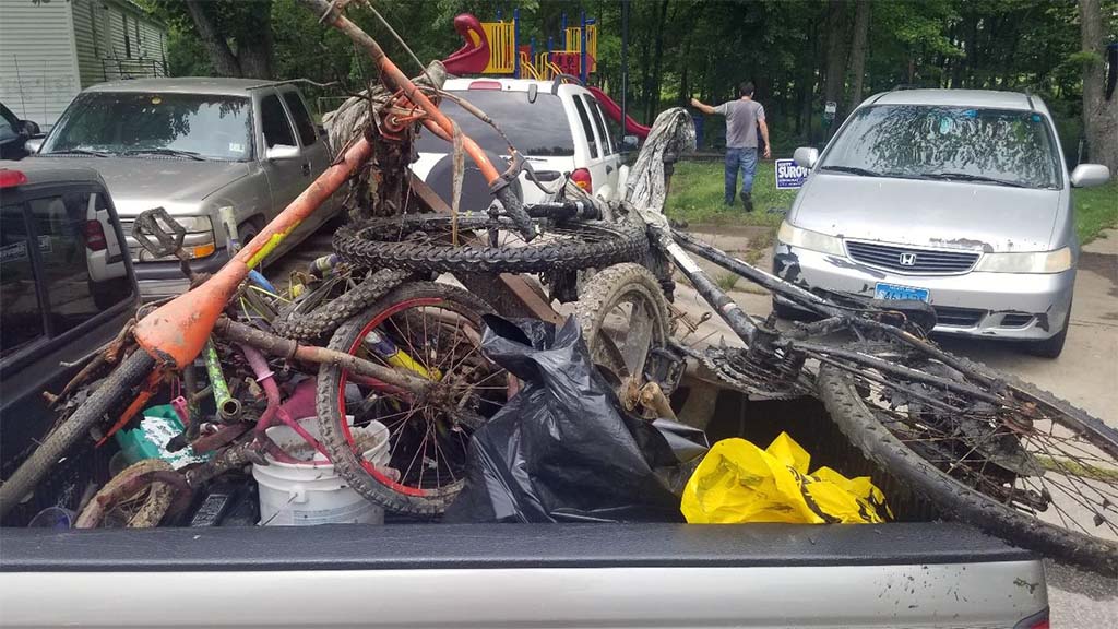 Large pieces of garbage in a truck 